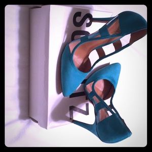 Schutz Shoes-practically brand new. 4-4.5 inch